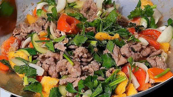 Bò Xào Chua Ngọt